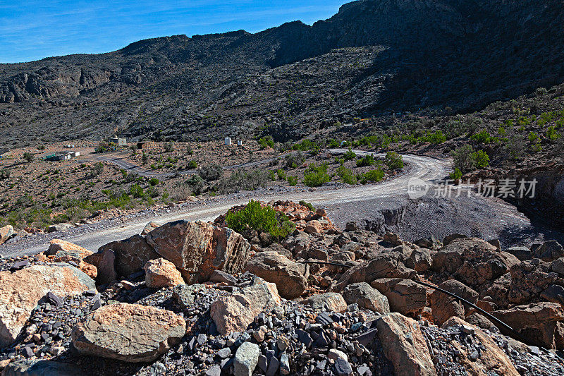 在阿曼，穿过Al Hajar山脉的崎岖道路